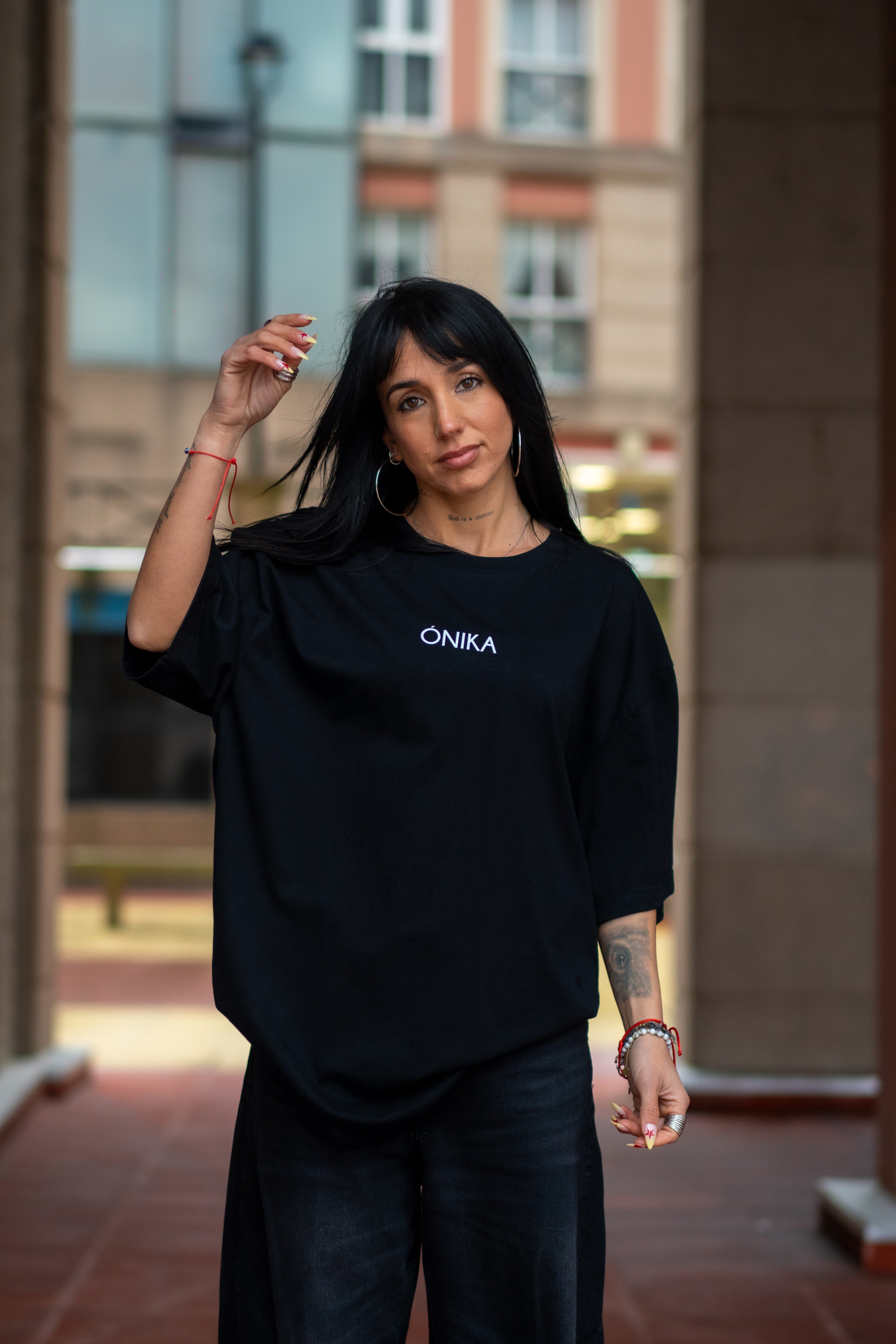 Camiseta Oversize ÓNIKA – Negro / Blanco